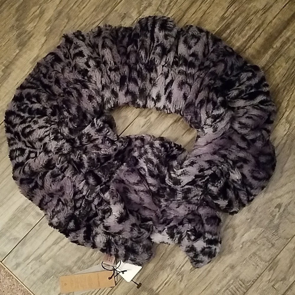 The LOOK Collection Animal Print Plush scarf